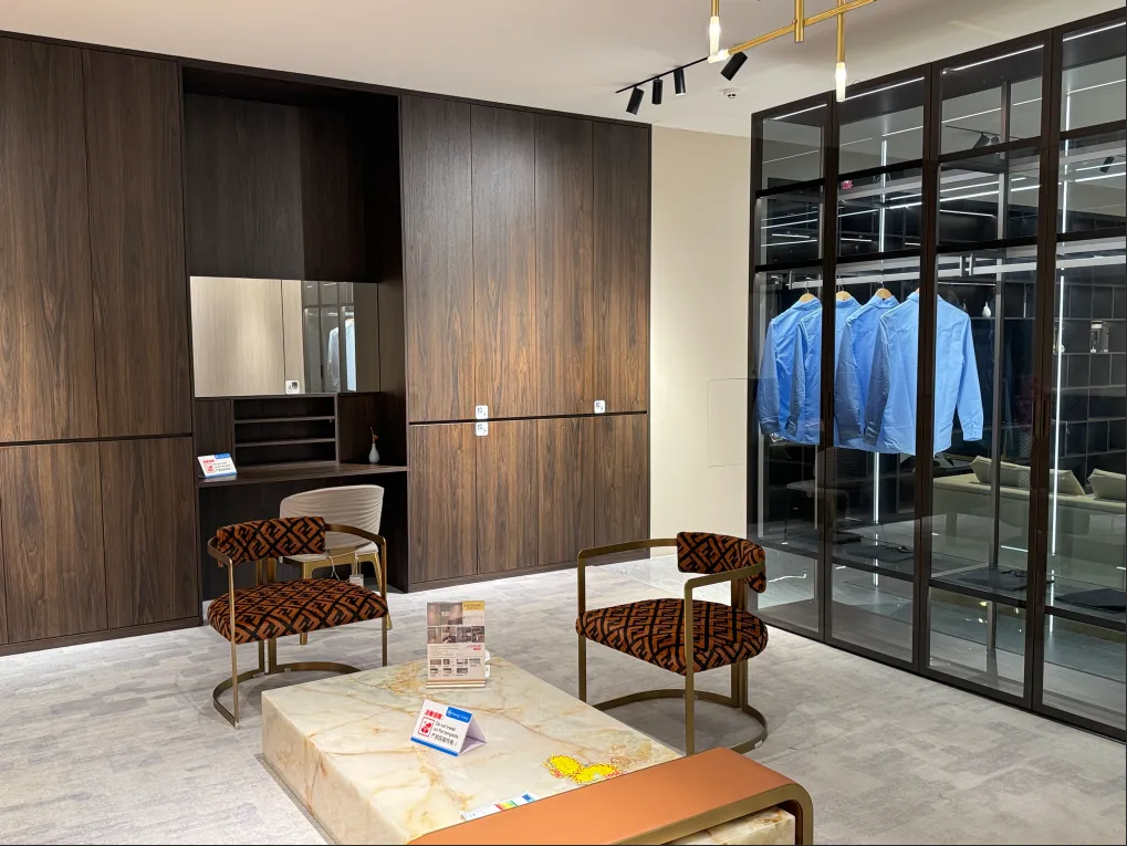Modern kitchen and wardrobe showroom foshan