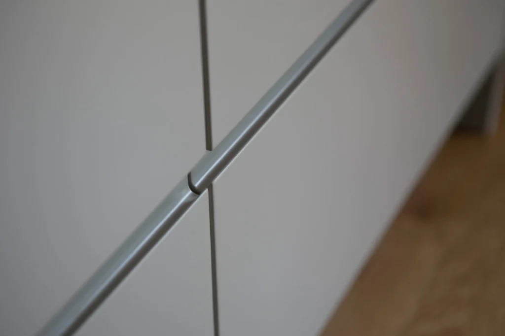 Handleless cabinet profile cross section