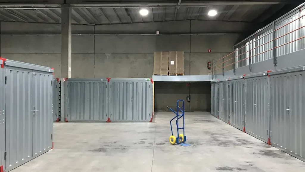 Warehouse storage compartments with a hand pallet truck